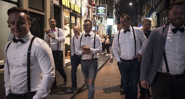 pub-crawl-amsterdam1